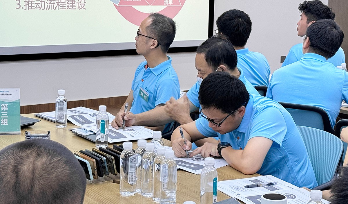 學(xué)員們認真聽(tīng)講做筆記